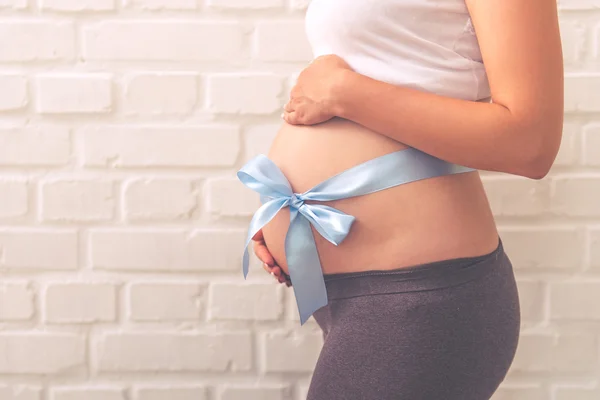 Mujer embarazada hermosa — Foto de Stock