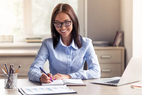 Aantrekkelijke business dame in office — Stockfoto