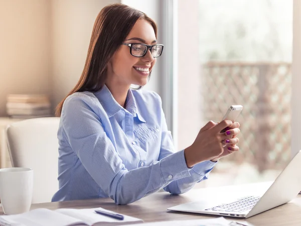 Attraktiva affärs dam i office — Stockfoto