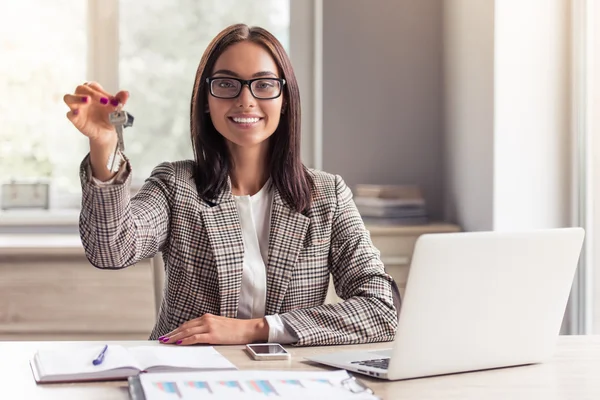 Aantrekkelijke business dame in office — Stockfoto