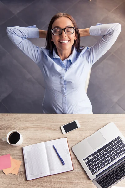 Aantrekkelijke business dame in office — Stockfoto