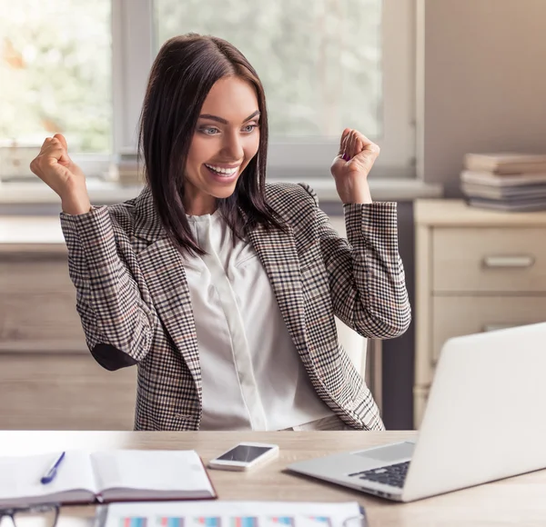 Aantrekkelijke business dame in office — Stockfoto