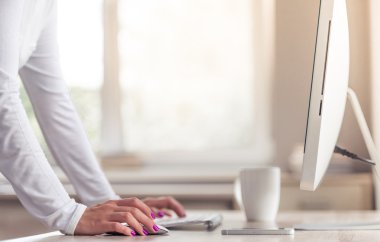 Çekici iş kadını ofiste