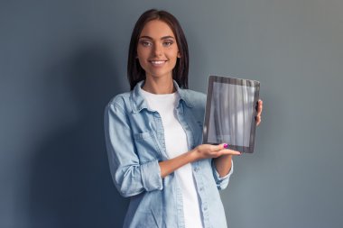 Çekici iş kadını ile becerikli alet