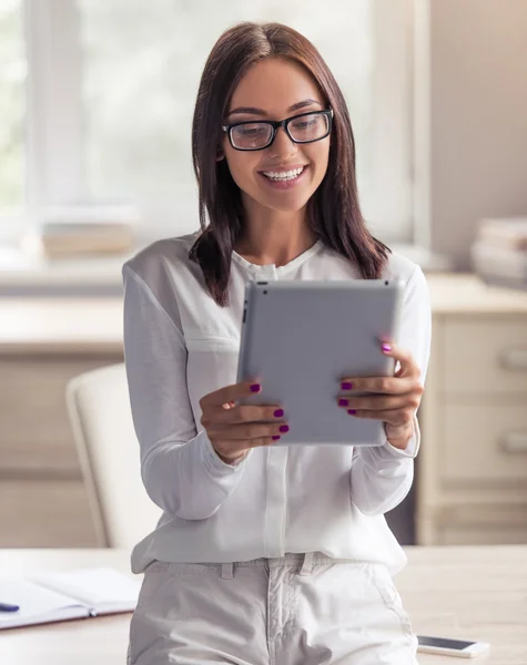 Belle femme d'affaires au bureau — Photo