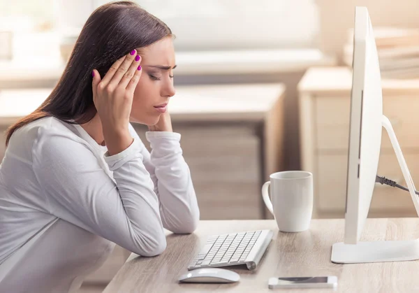 Belle femme d'affaires au bureau — Photo