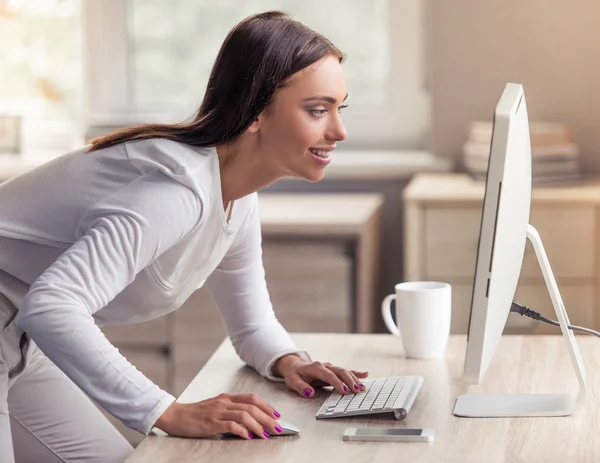 Attractive business lady in office — Stock Photo, Image