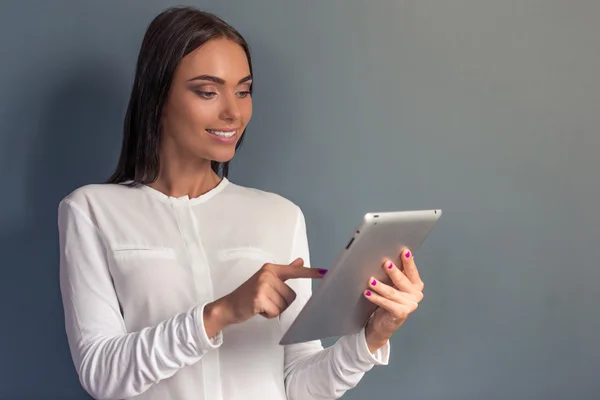 Senhora de negócios atraente com gadget — Fotografia de Stock