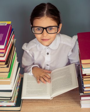 Sevimli küçük okul kız