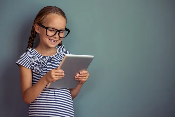 Carino bambina con gadget — Foto Stock