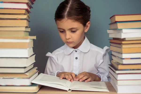 Charmant klein meisje van de school — Stockfoto