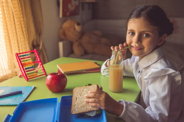 Charmig liten skolflicka — Stockfoto