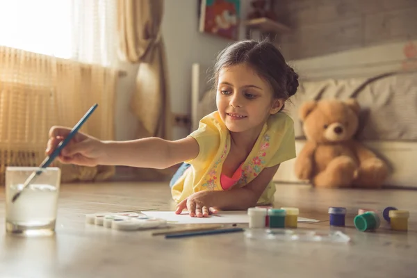 Menina encantadora em casa — Fotografia de Stock