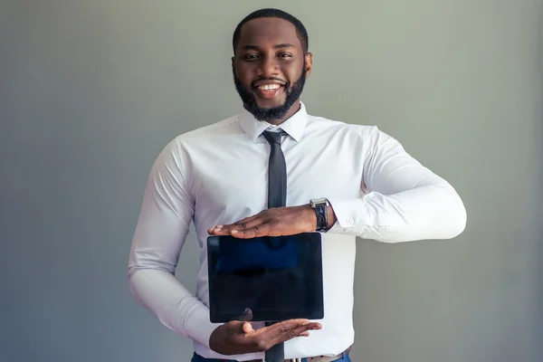 Empresário afro-americano com gadget — Fotografia de Stock