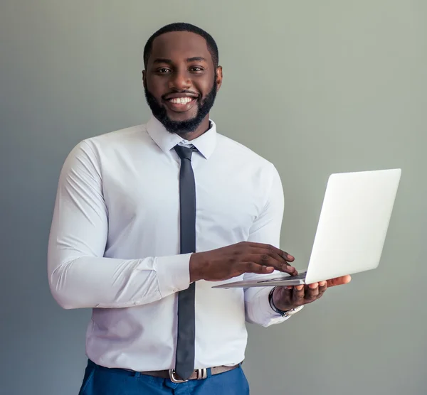 Afro American biznesmen z gadżet — Zdjęcie stockowe