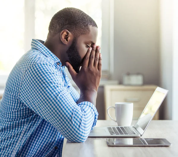 Afro amerikansk affärsman hemma — Stockfoto