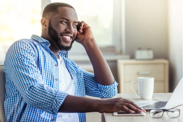 Hombre de negocios afroamericano en casa — Foto de Stock