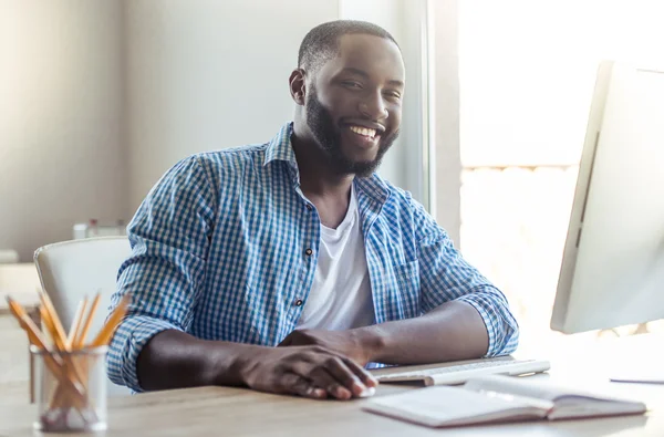 Hombre de negocios afroamericano en casa — Foto de Stock