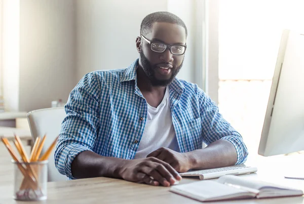 Афро американський бізнесмен в домашніх умовах — стокове фото
