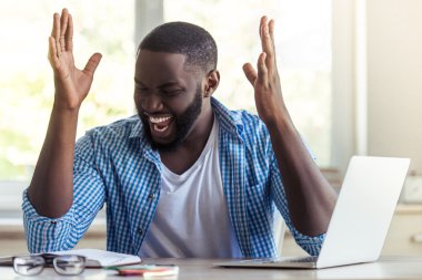 Afro Amerikalı işadamı evde