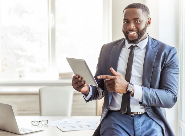 Hombre de negocios afroamericano guapo — Foto de Stock