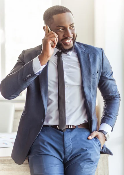 Przystojny Afro amerykański biznesmen — Zdjęcie stockowe