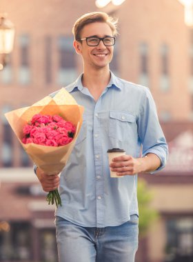 Yakışıklı genç adam.