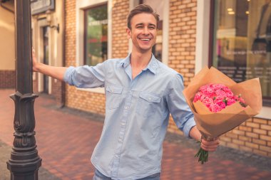 Yakışıklı genç adam.