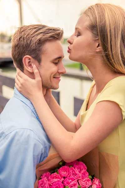 Mooie jonge paar — Stockfoto