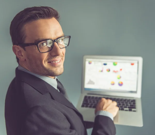 Hombre de negocios guapo con gadget — Foto de Stock