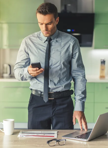 Hombre de negocios guapo en casa —  Fotos de Stock