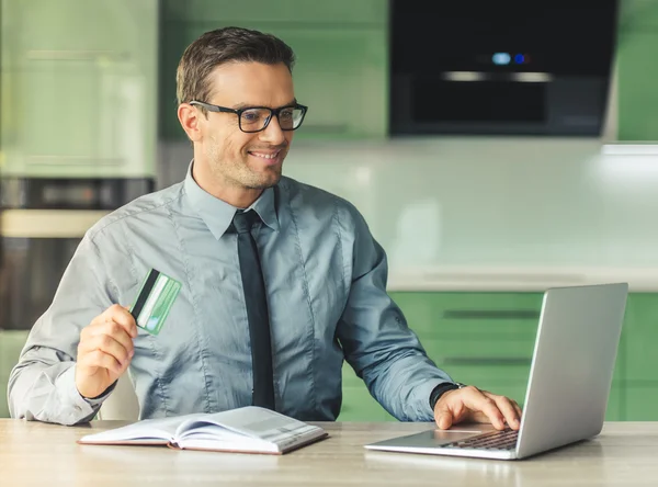 Hombre de negocios guapo en casa —  Fotos de Stock