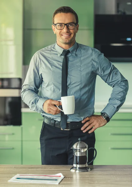 Stilig affärsman hemma — Stockfoto