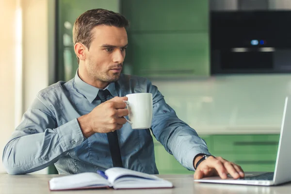 Hombre de negocios guapo en casa — Foto de Stock