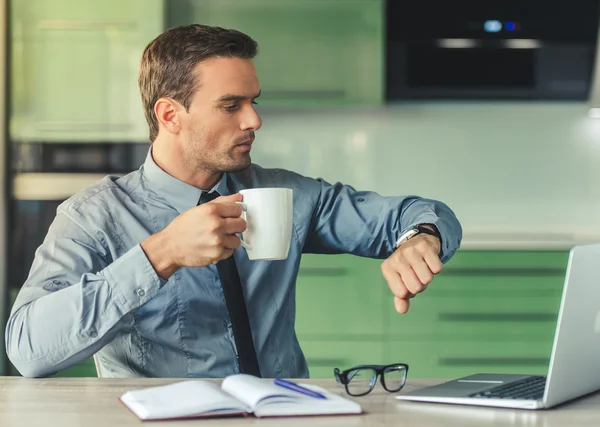 Hombre de negocios guapo en casa — Foto de Stock