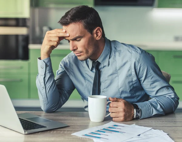 Hombre de negocios guapo en casa — Foto de Stock