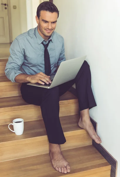 Hombre de negocios guapo en casa —  Fotos de Stock