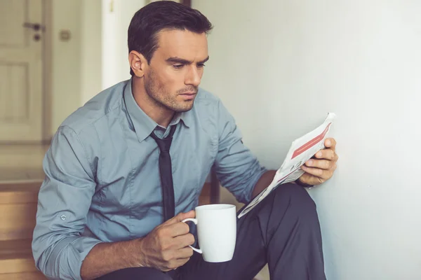 Hombre de negocios guapo en casa —  Fotos de Stock