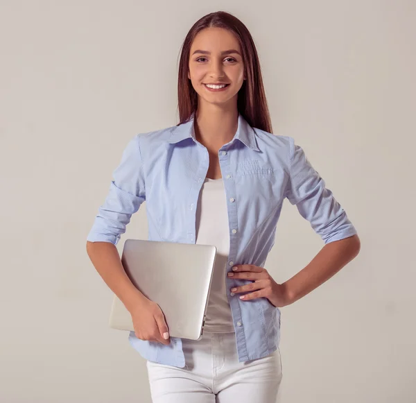 Attraktive junge Mädchen mit Gadget — Stockfoto