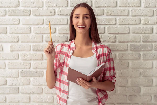 Atractiva joven estudiante femenina —  Fotos de Stock