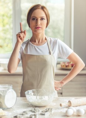 güzel bir kadın pişirme