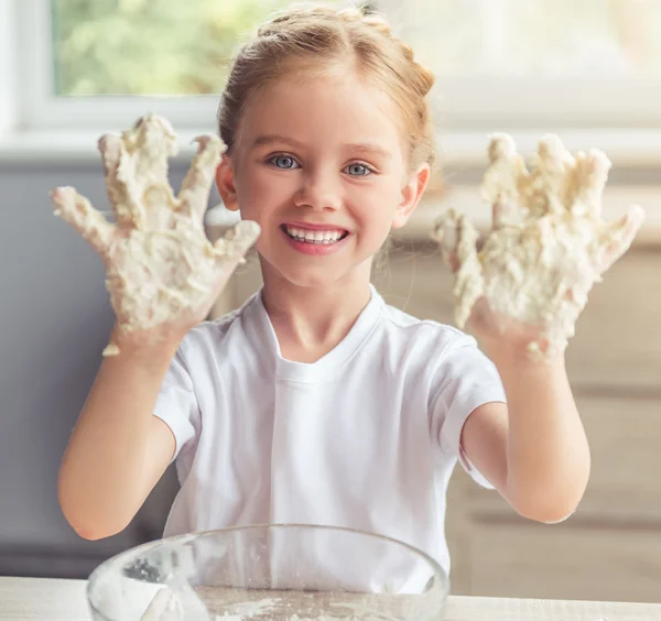 Niña horneando — Foto de Stock