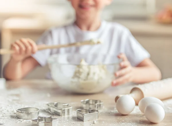 Niña horneando — Foto de Stock