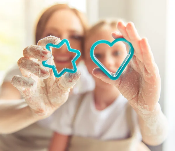 Mother and daughter baking — Stock Photo, Image