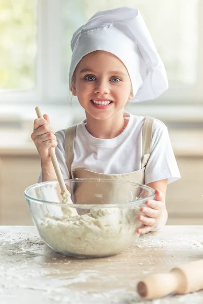 Niña horneando — Foto de Stock