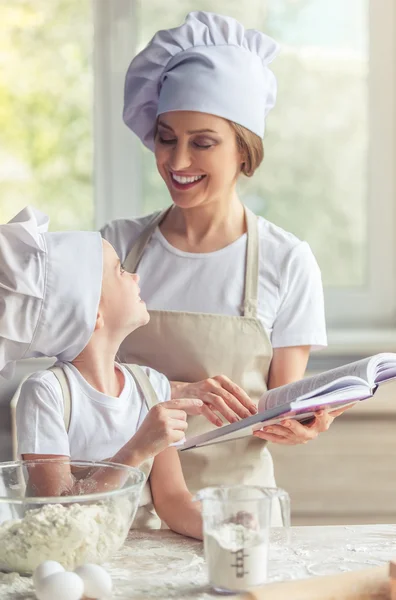 Madre e hija horneando — Foto de Stock