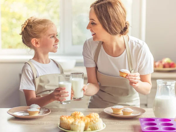 Madre e hija en la cocina — Foto de Stock