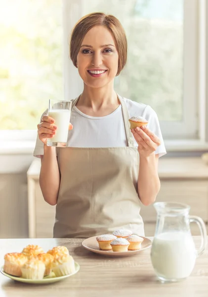 Bella donna in cucina — Foto Stock