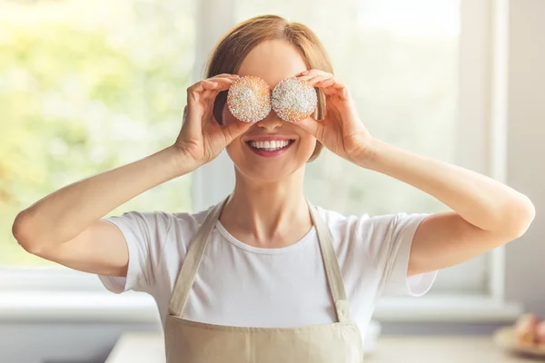 Mulher bonita na cozinha — Fotografia de Stock