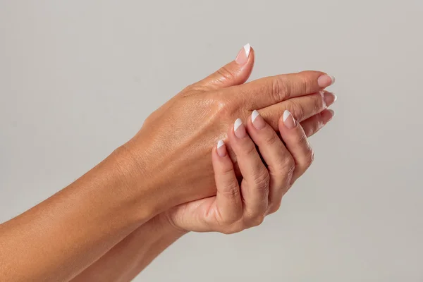 Ręce kobiety w średnim wieku — Zdjęcie stockowe